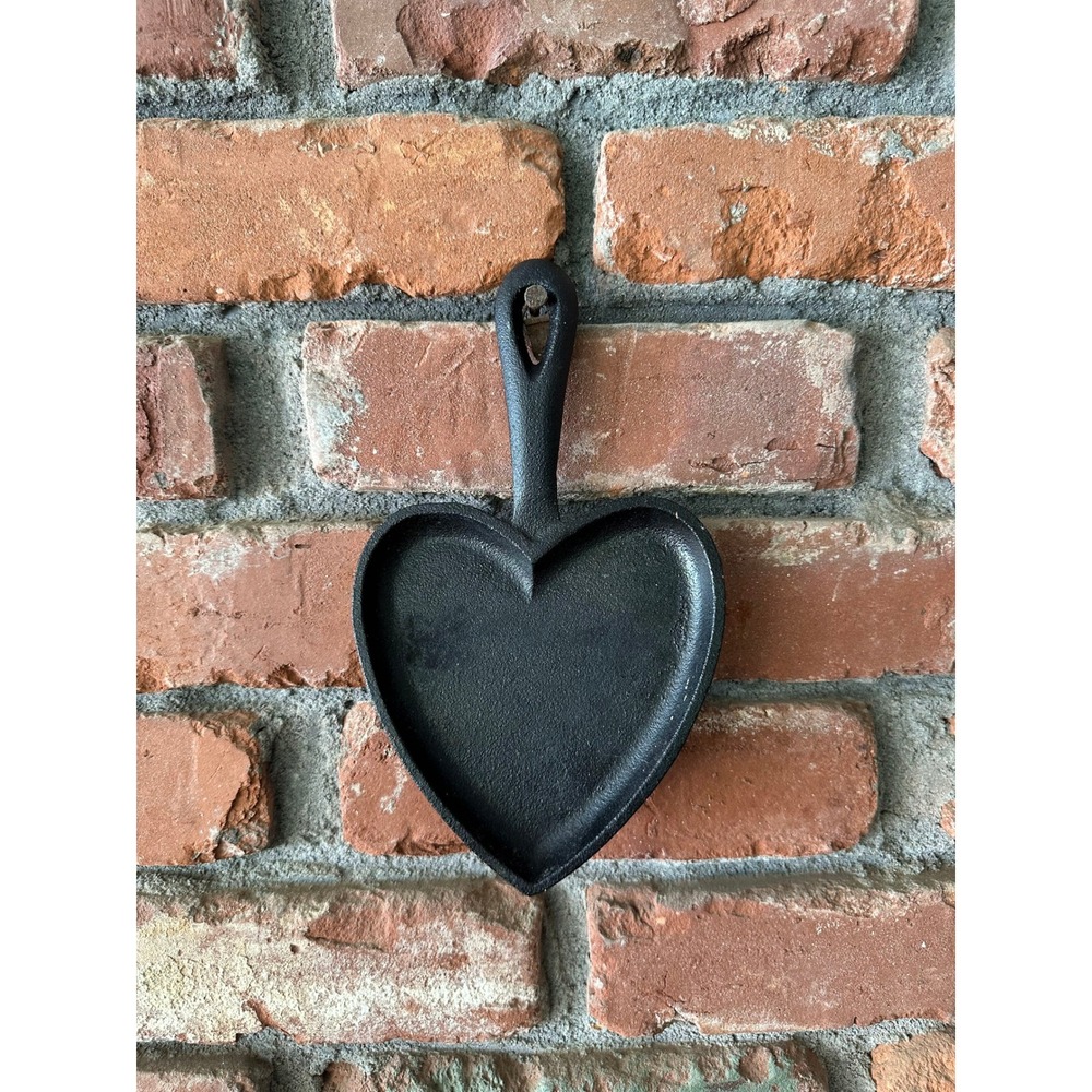 Vintage Cast Iron Heart Trivet / Mini Skillet – Rustic Farmhouse Kitchen Decor